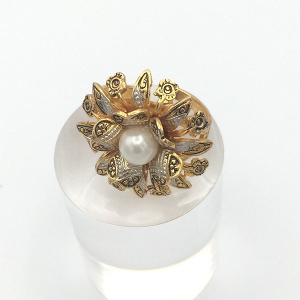 Grosse Bague fleur style damascène ajustables avec perle nacrée