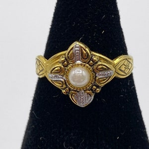 Anillo infantil pequeño, estilo damasceno, ajustable con cuenta de nácar.