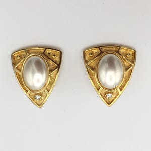 Vintage 1980s gold triangle clip-on earrings with pearly cabochon beads