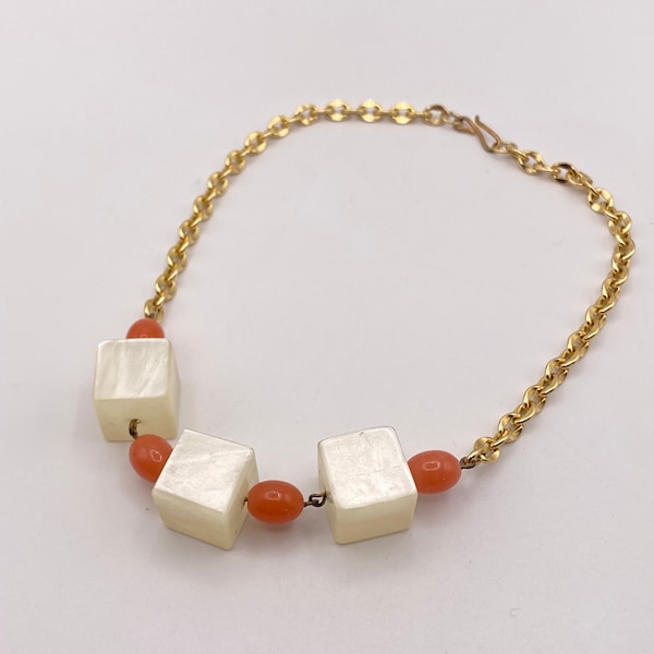 Petit collier chaine doré et cubes de résine nacrée