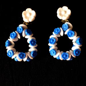 Clips hanging rings with small blue or white flowers, 3 models