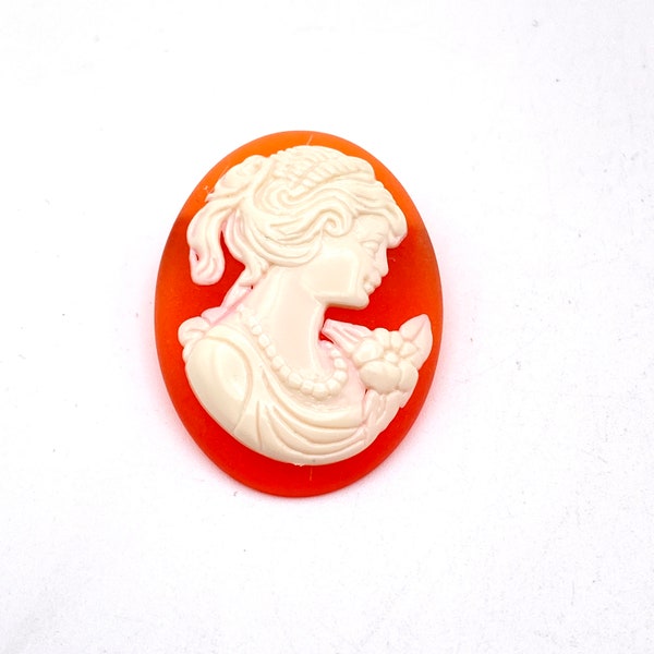 Broche camée, visage de femme en relief, en résine rouge et beige