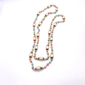 Long necklace long necklace of pearly pearls in pastel tone colors