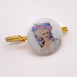 Broche Limoges Vintage – Dame En Relief, Métal Doré Et Porcelaine, France