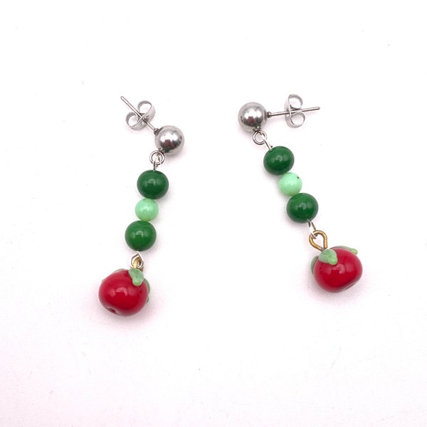 Petites Boucles d'oreilles pendantes aux fruits rouge en pâte de verre Collection KIKINASU création de bijoux upcyclés