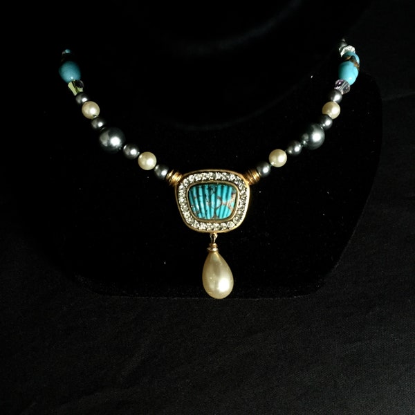 Collier baroque bleu et perle nacrée goutte de la Collection Kikinasu Création de bijoux upcyclés