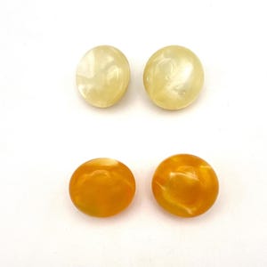 Vintage round clip-on earrings in marbled resin in 2 color models