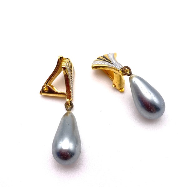 Clip earrings with pearly gray drop from the Kikinasu Collection Upcycled jewelry creation