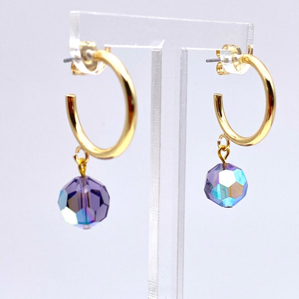 Boucles d'oreilles créoles avec pendant perle à facette violette de la collection Kikinasu Création de bijoux Upcyclés