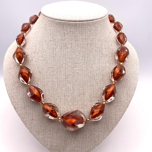 Collier de perles en plastique jaune et blanc à trois rangs des