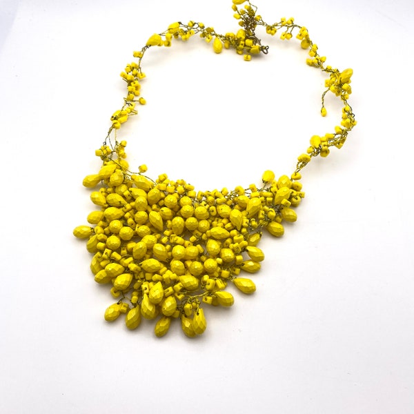 Collier plastron formé de perle goutte jaune