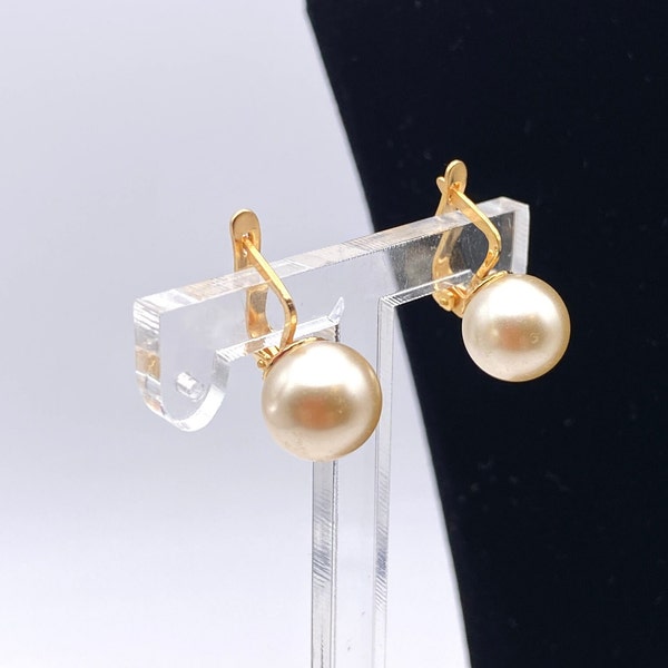 Gold-plated sleeper clasp earrings and pearl pearls.