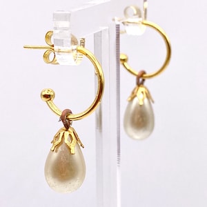Gold-plated hoop earrings with pearl drop pendant
