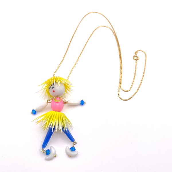 Pendentif poupée colorée de résine et laiton sur chaine plaqué or de la collection Kikinasu création de bijoux upcyclés
