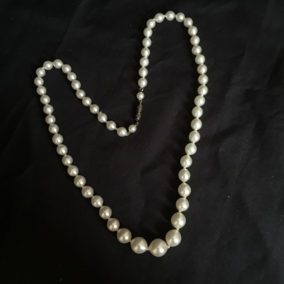 Collier Sautoir Perles Blanches Nacrées Vintage Années 80 – Longueur 140 Cm – Occasion