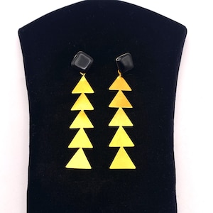 Könnte beinhalten: Rustikales Holzschild mit dem weißen Schriftzug "Welcome to our home". Das Schild hat eine Used-Optik und eignet sich ideal als Dekoration für den Eingangsbereich.