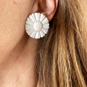 Boucles D'oreille Corail En Marguerite, Clips Laiton - Marque GM, Occasion, Couleur Rouge