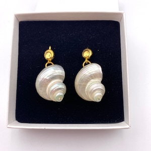 Pearly sea snail earrings from the Kikinasu Collection Creation of upcycled jewelry