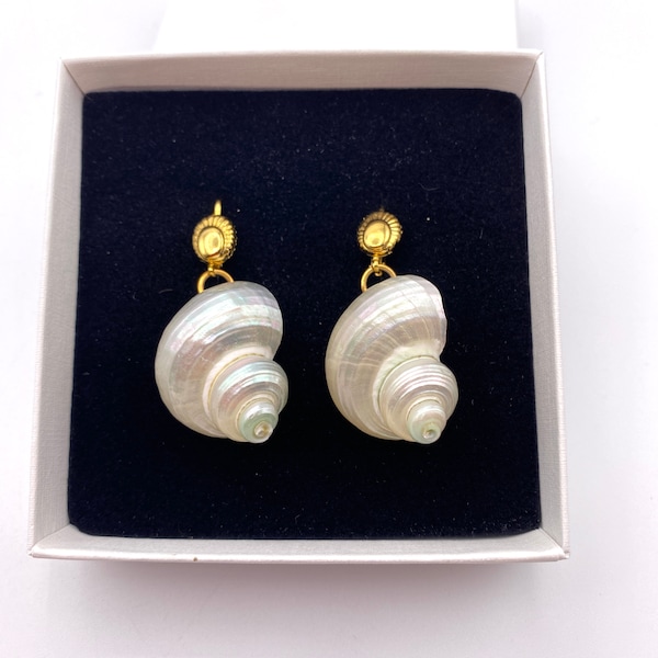 Escargot de mer nacré boucles d'oreilles de la Collection Kikinasu Création de bijoux upcyclés