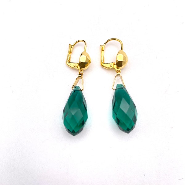 Boucles d'oreilles avec pendants goutte de verre vert émeraude de la collection KIKINASU bijoux upcyclés