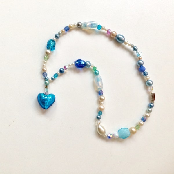 Collier de perle en pâte de verre Murano avec pendentif coeur en verre de Venise Collection Kikinasu Création de bijoux upcyclés