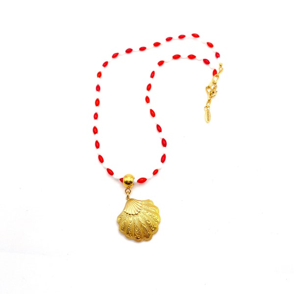 Collier upcyclé avec perles de verre corail et coquille saint Jacques dorée de la Collection Kikinasu