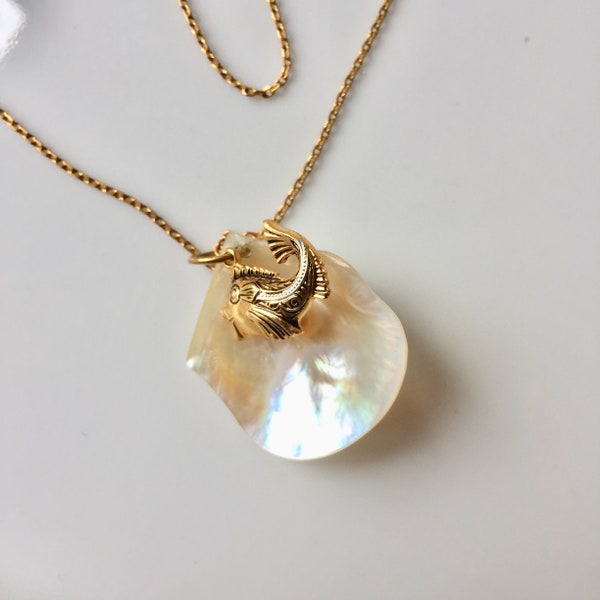 Collier avec Coquillage Nacre en pendentif et poisson d'or de la collection Kikinasuu de bijoux upcyclés