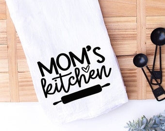 Mom's Kitchen Tea Towel / Tea Towel / Kitchen Decor / Gifts for Mom / Flour Sack Towel /  Gifts For Mom / Valentine's Day Gift / Tea Towels