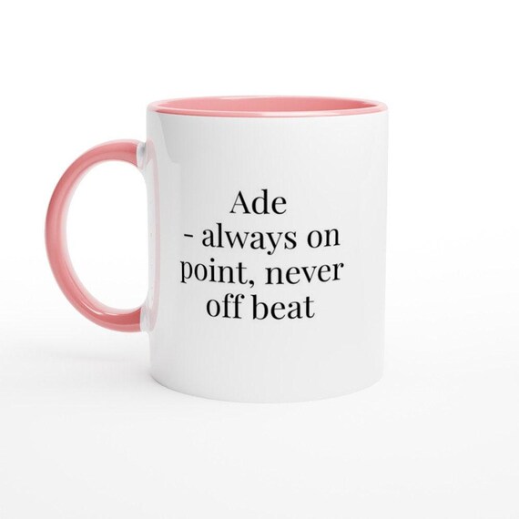 Ade immer auf dem Punkt nie ausgefallen Lustige Ade-Tasse Benutzerdefinierte Name Tassen Personalisierte Ade-Tasse Kaffeetasse Lustiger Becher für Ade-Geschenke für ihn 15-Unzen-Becher