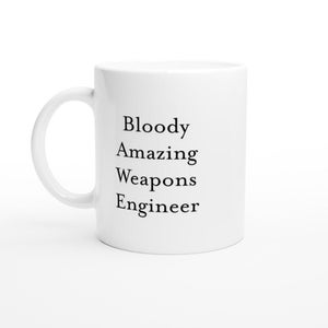 Puede incluir: Taza de cerámica blanca con el texto negro "Bloody Amazing Weapons Engineer". La taza tiene un asa curva y el texto está centrado en la taza.