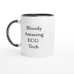 Op de afbeelding: Witte keramische mok met een zwart handvat en rand. De mok heeft de tekst "Bloody Amazing ECG Tech" in zwart, gecentreerd op de voorkant. De mok is ontworpen voor medische professionals.