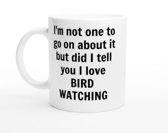 Puede incluir: Taza de cerámica blanca con el texto negro "I'm not one to go on about it but did I tell you I love BIRD WATCHING". La taza tiene un asa curva y es adecuada para bebidas frías o calientes.