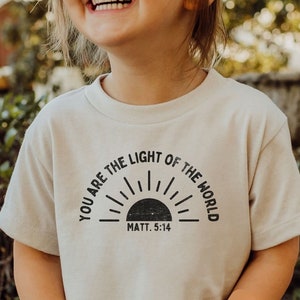 Você é a camiseta leve SVG, arquivo de corte de camisas cristãs para crianças, design bíblico de camiseta infantil, crianças Jesus salva o irmão png