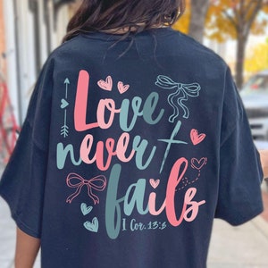 El amor boho nunca falla png, camiseta retro cristiana del día de San Valentín Svg, Él nos amó primero png, sudadera con cruz de fe PNG, uso comercial