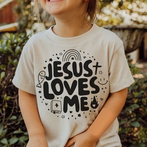 Jesus me ama camiseta infantil SVG, arquivo de corte de camisas cristãs para crianças, design bíblico de camiseta infantil, sublimação infantil de Jesus, versículo da Bíblia png