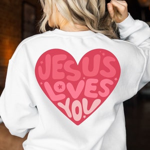 Retro Jesús te ama camisa SVG, Él nos amó primero SVG, Christian Kids Camisa del Día de San Valentín png, Juan 3:16 Png, Diseño del versículo bíblico boho