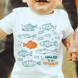 レトロなクリスチャンキッズフィッシングTシャツ（SVG）、Called to be Different Boys（男の子向け）PNG、幼児向け聖書の一節Tシャツデザイン、Fishers of Men（漁師）の落書き昇華転写
