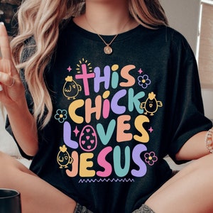 Camisa retro de Pascua para niñas SVG, Boho The Chick Loves Jesus png, Sublimación de Pascua para niños religiosos, Silly Rabbit Jesus SVG, Uso comercial