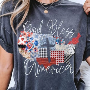 Diseño de camiseta retro "God Bless America" png, Bandera de EE. UU. vintage patchwork png, Sublimación country cristiana del 4 de julio, Camiseta con cruz patriótica png