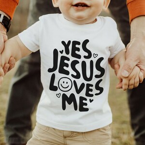 Jesús me ama niños camiseta SVG, camisas cristianas archivo recortado para niños, diseño de camiseta bíblica para niños pequeños, sublimación de Jesús para niños, versículo de la Biblia PNG