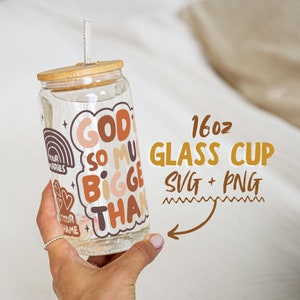Envoltura de lata de vidrio de 16 oz con versículo bíblico retro PNG, diseño religioso de lata Libbey, taza de vidrio de 16 oz con fe PNG, Dios es mucho más grande PNG, uso comercial