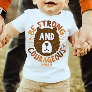 Bądź silny i odważny Chłopcy Tshirt SVG, Chrześcijański plik cięcia koszulek dla dzieci, Biblijny projekt koszulki dla maluchów, Chłopięca Biblia Clip Art, Werset Biblijny PNG