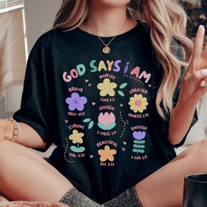 Deus diz que eu sou flores camiseta SVG, arquivo de corte de camisas cristãs para meninas, design bíblico de camiseta infantil, sublimação de flores infantis, versículo da Bíblia png