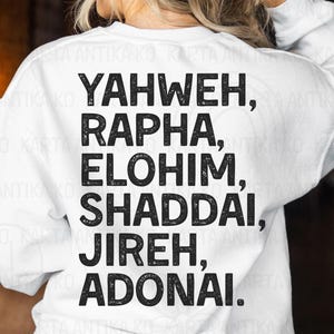 Puede incluir: Sudadera blanca con texto negro que dice "Yahweh, Rapha, Elohim, Shaddai, Jireh, Adonai."