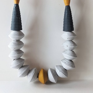 Collana biConica con perle di carta
