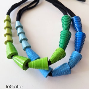 Collana Sregolata con perle di carta riciclata