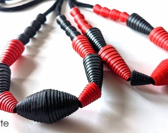 Il Rosso e il Nero necklace, handmade with recycled paper beads