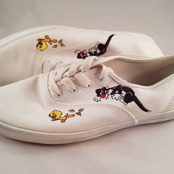 Vintage Keds Tweety and Sylvester Embroidered on White Canvas Shoes Warner Bros 1993, women's size 9.