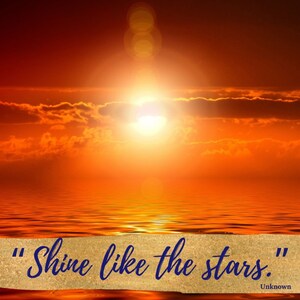 K&ouml;nnte beinhalten: Ein motivierendes Zitat, "Shine like the stars." wird auf einem strukturierten, goldenen Hintergrund mit einem Sonnenuntergang und einer Spiegelung des Ozeans im Hintergrund angezeigt.
