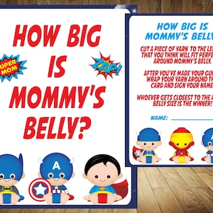 Può includere: Un gioco per feste con il testo "How Big Is Mommy's Belly?" in rosso. Il gioco include istruzioni e illustrazioni di bambini supereroi. Il design presenta un bordo blu e grafica a tema supereroi.